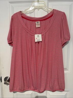 NWT Women’s Red & White Striped Short Sleeve Top. Size 2X.